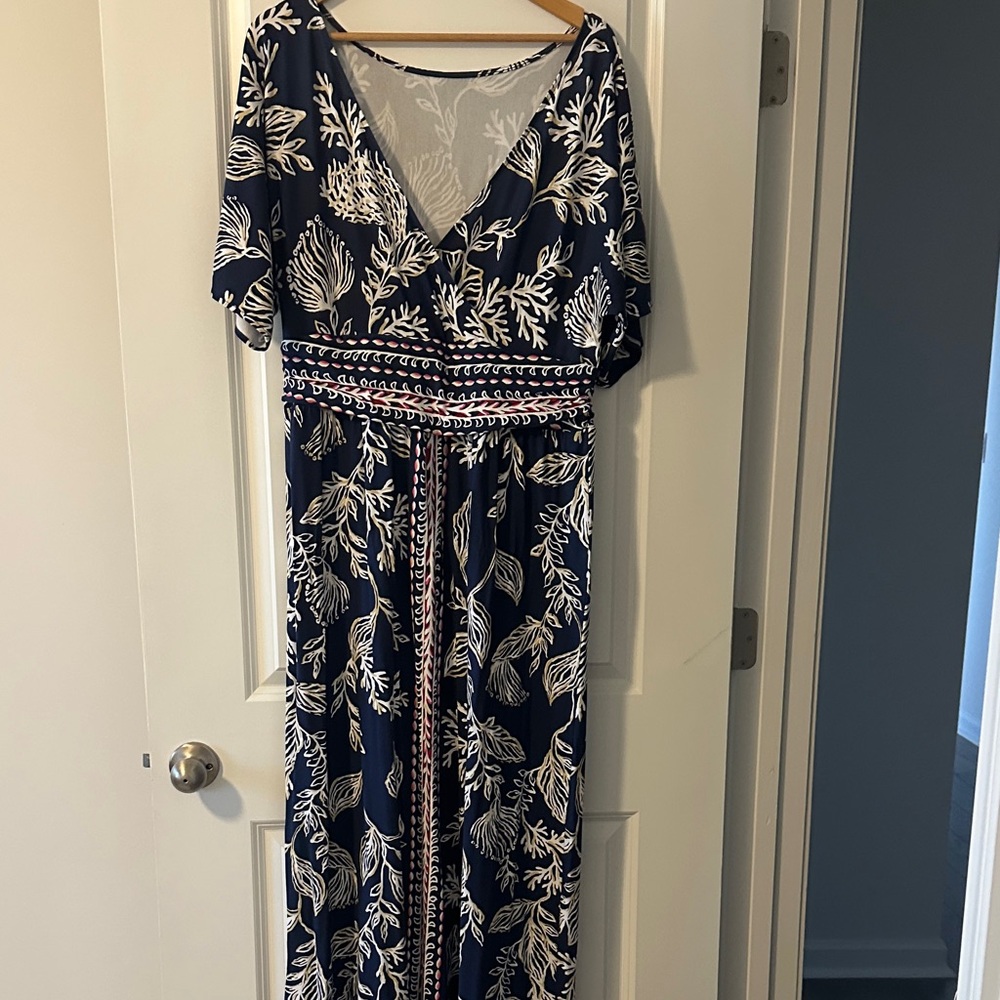 Elegant Navy and White Floral maxi dress. - Picture 3 of 4